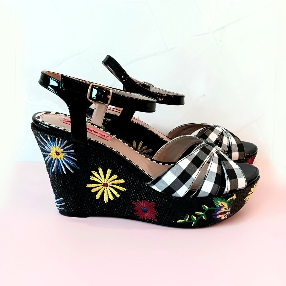 EUC ~ BETSEY JOHNSON Floral Embroidered Platform Wedge Sandals ~ Size: 9.5